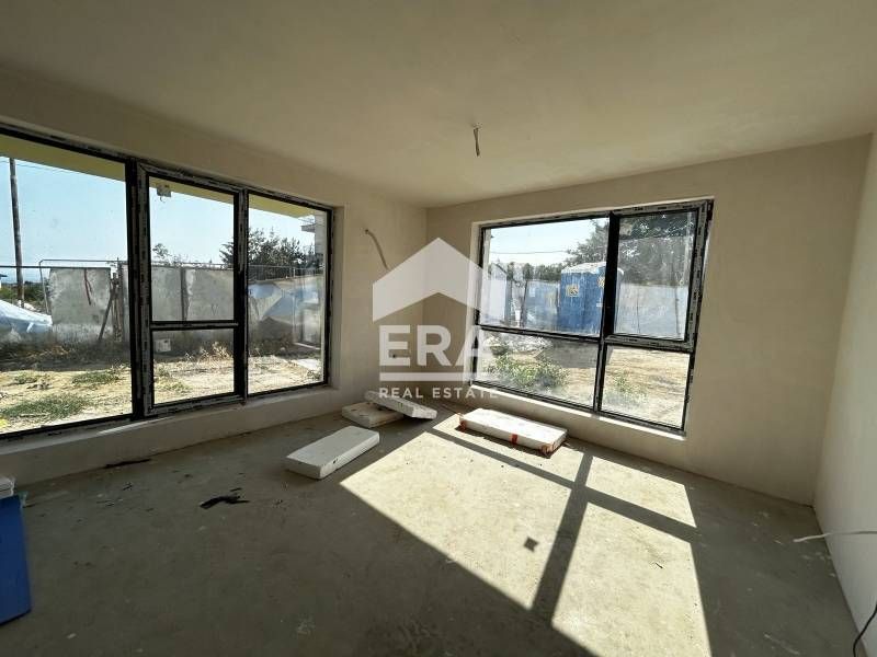 Тристаен, ексклузивен, югоизточен апартамент за продажба, с голяма дне