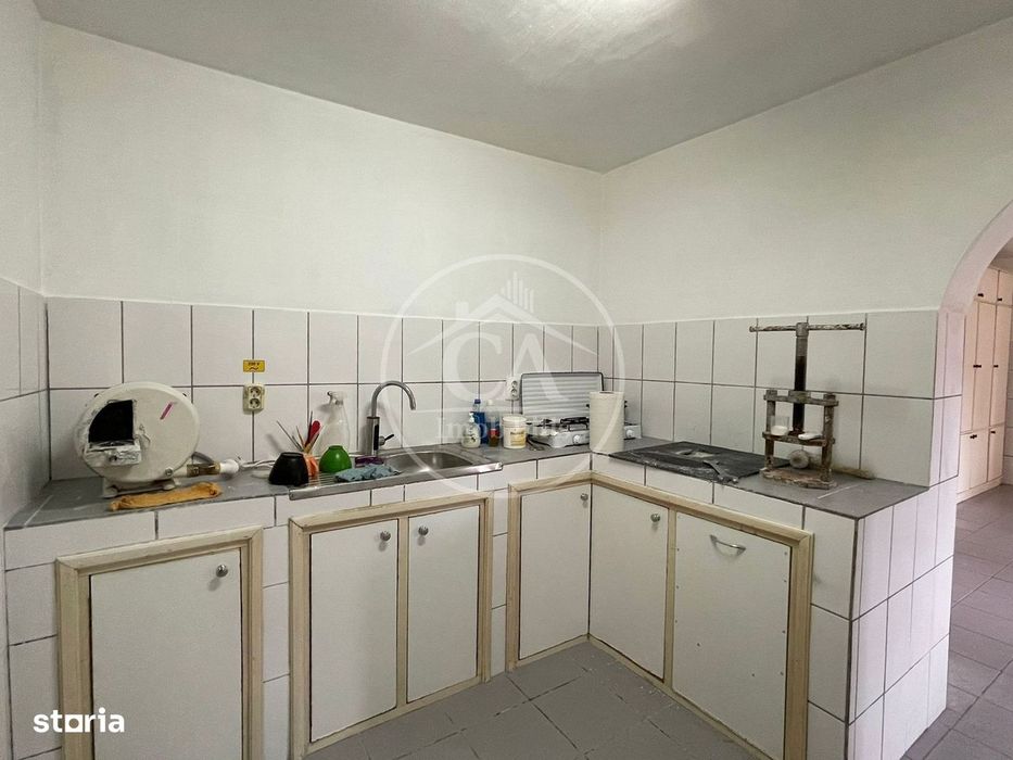 Casa de vânzare cu 8 camere de tip P+E+M in zona Rogerius, Oradea