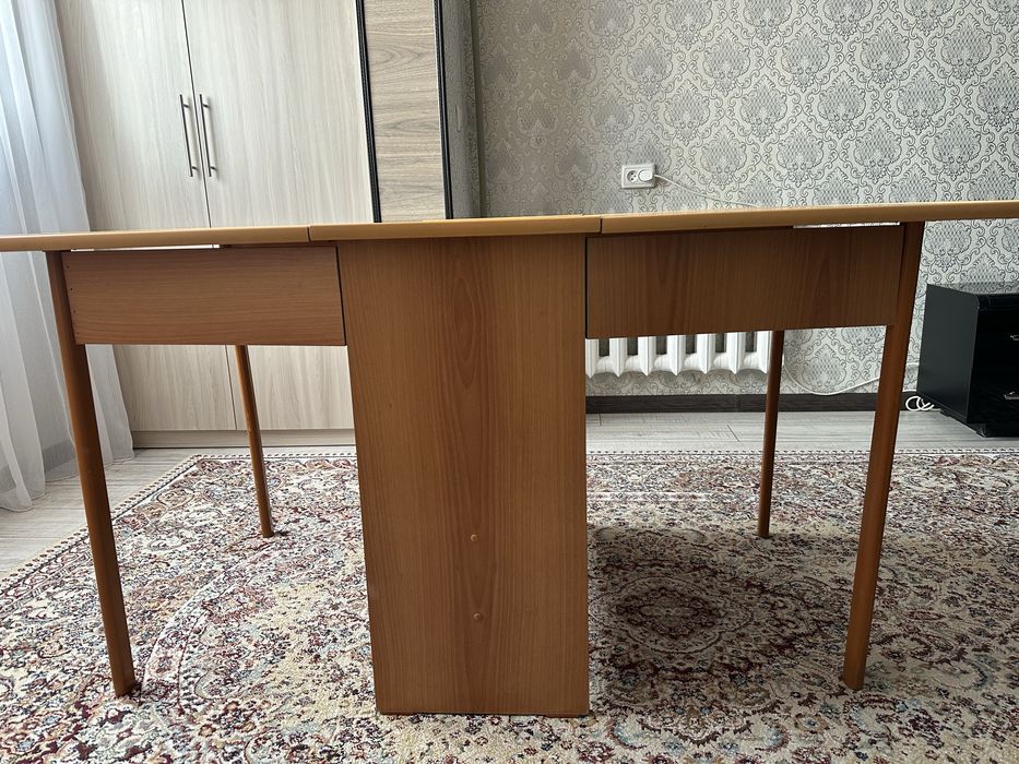 Стол раскладной,практичный