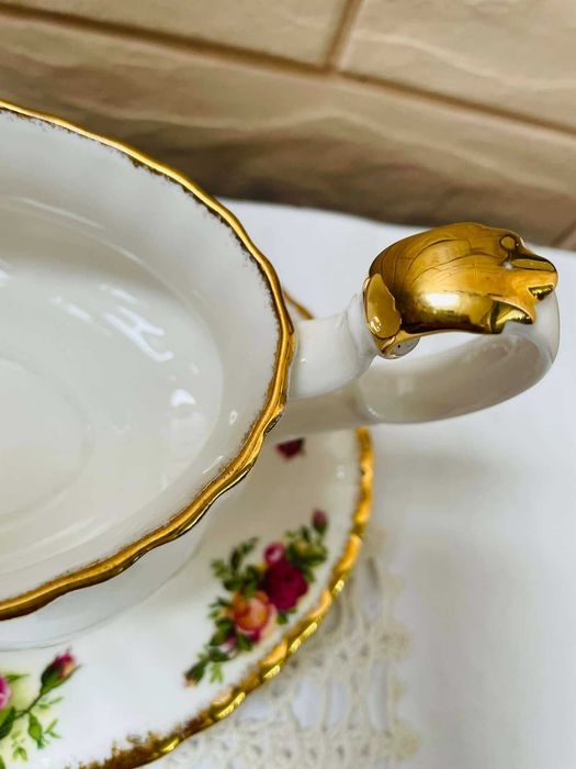 ROYAL ALBERT красива голяма сосиера от Англия