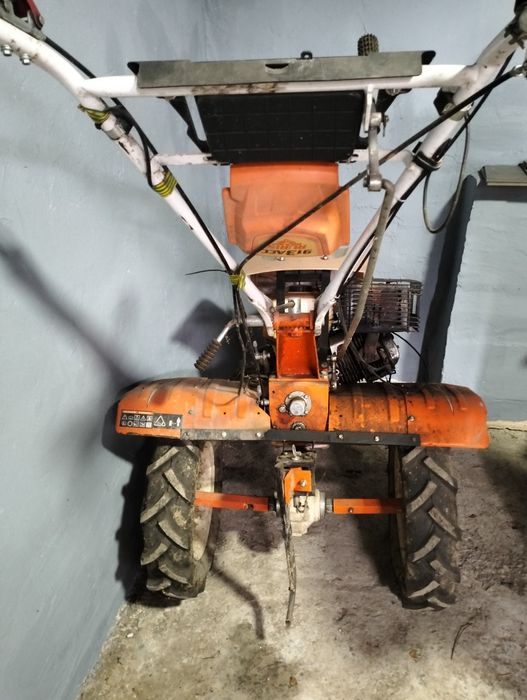 Vând motocultor.