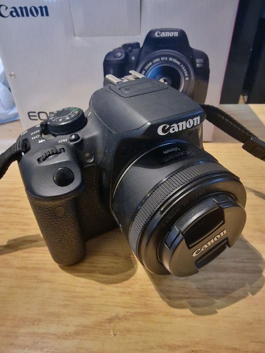 Aparat Foto Canon 700D 
Obiectiv Fix 50mm
Cutie si incarcator 

Pret: