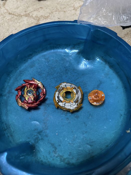 Продаю бейблейд,арену,пускалки