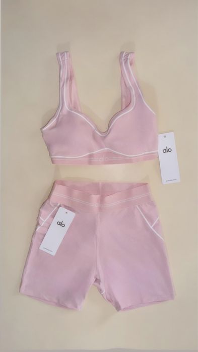 Set Alo Yoga roz pudrat – bustieră + biker shorts