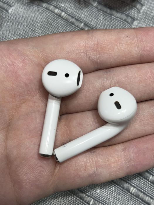 Apple AirPods 2 с дефектна лява слушалка