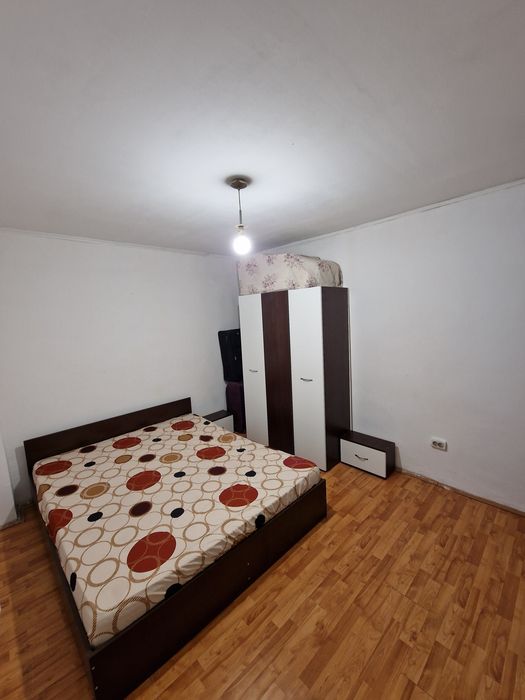 Închiriez  Camere la curte