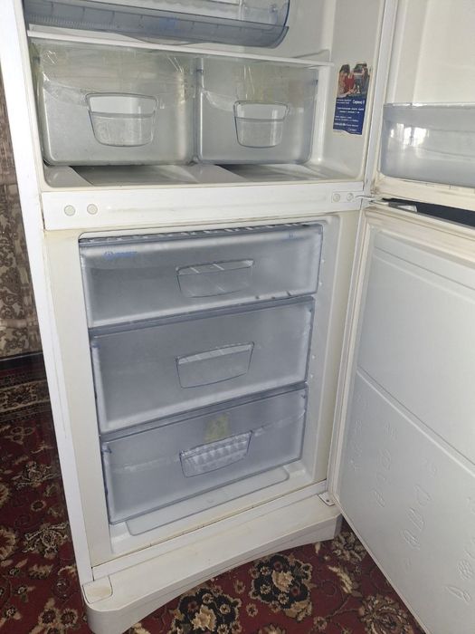 Продаётся холодильник Indesit состояние хорошие !!!