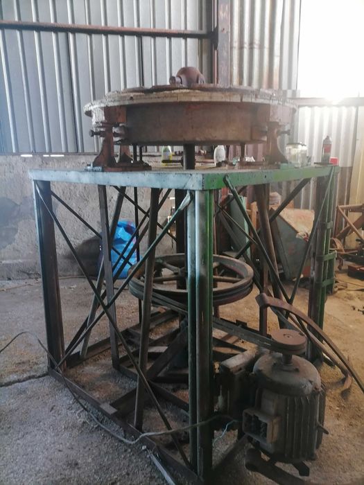 Продавам каменна мелница