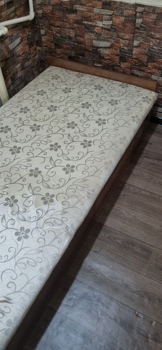 Кровать-сундук коричневого цвета.