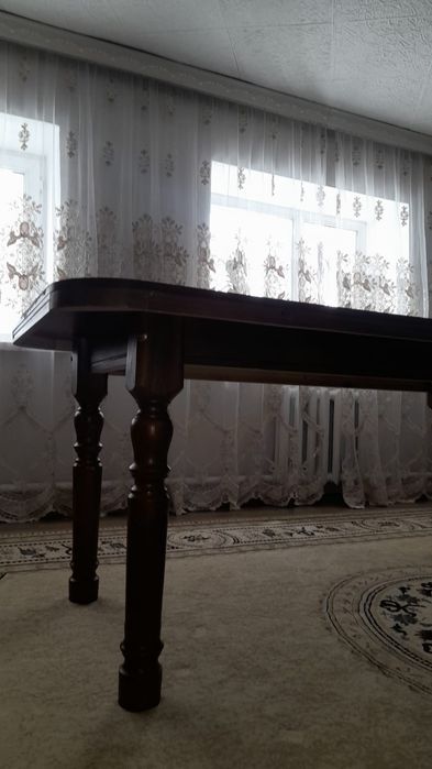 Стол обеденный .