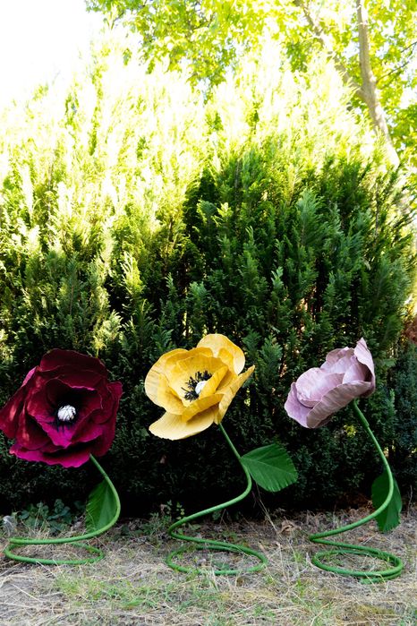 Големи хартиени цветя на стойка, украса за събития, фотосесии, витрини