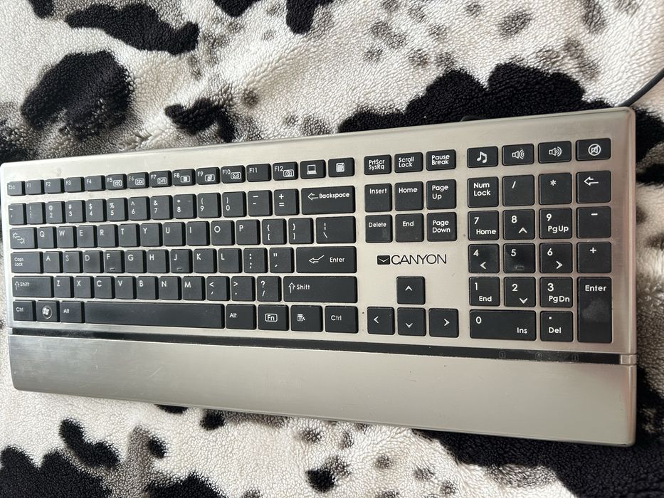 Vand doua tastaturi de calculator