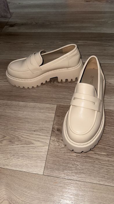 Продам ботинки новый