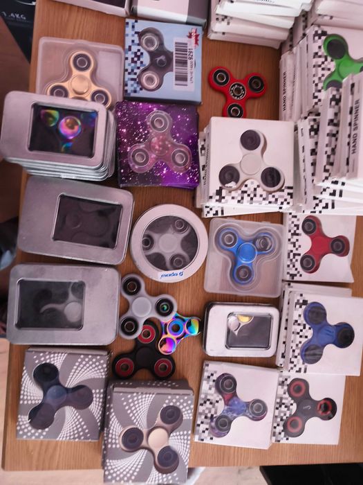 Pachet aprox. 140 buc jucarii Antistress Fidget Spinner diverse modele