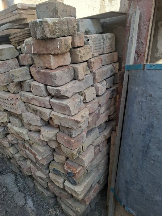 Кирпичи, плитку отдам