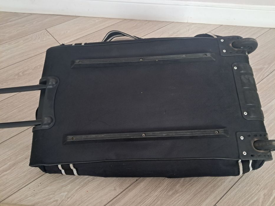 Хоккейный баул на колесах.