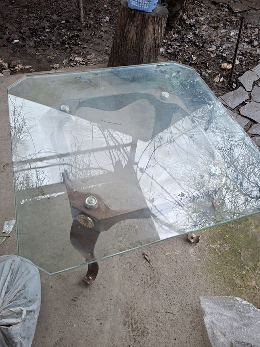 Стеклянный журнальный столик