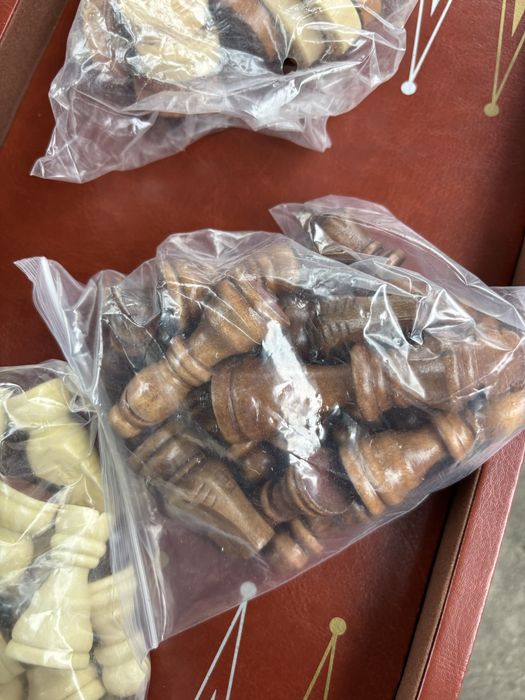 Шах+табла в кожена кутия с дървени фигури