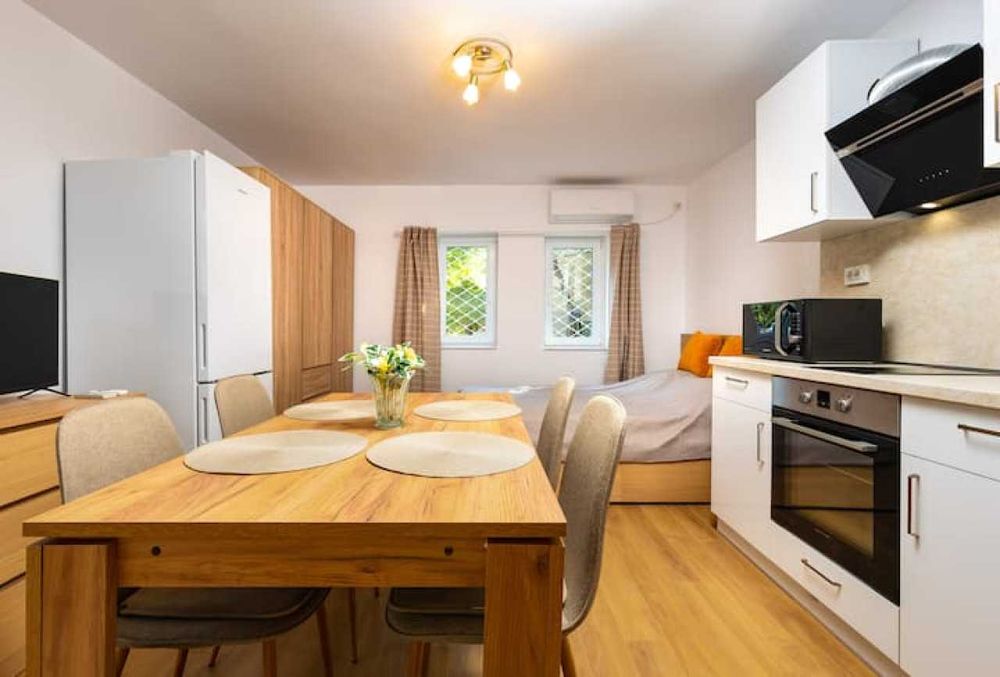 Дава се под наем Едностаен апартамент в Пловдив, Център - 25 кв.м за 245 € - Снимка #1