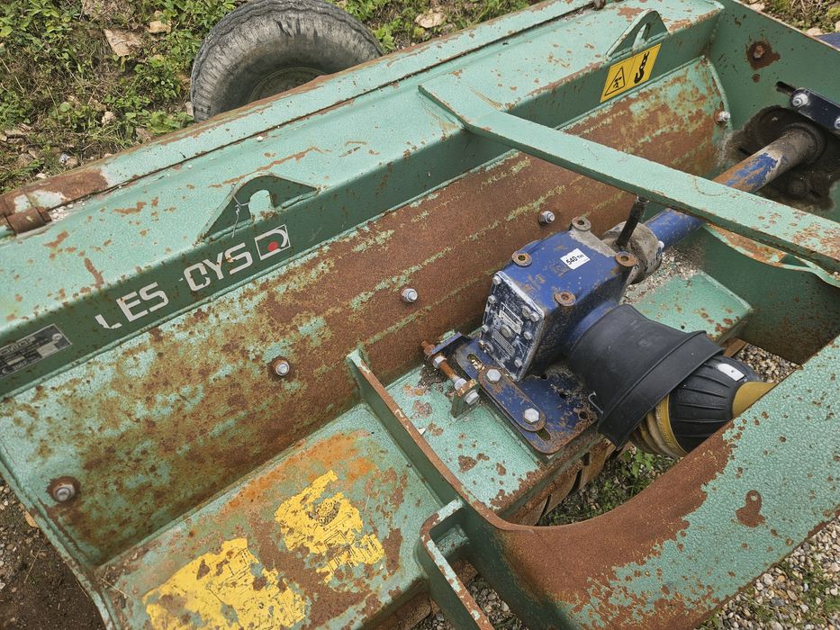 Freza de vegetatie si tocator cu picap pentru crengi , broior