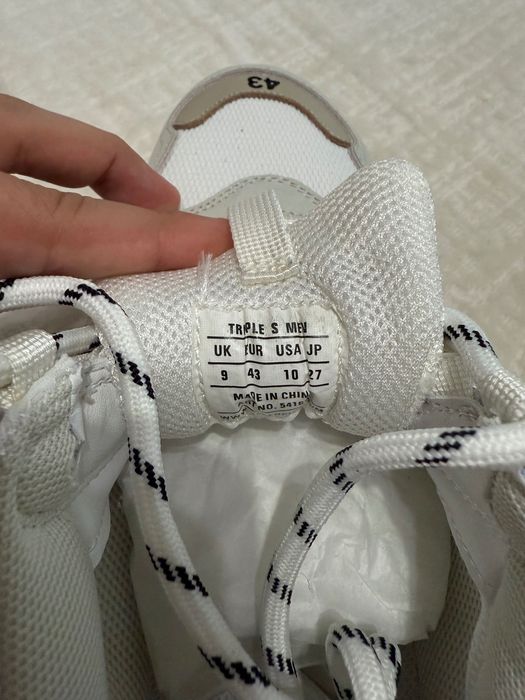 balenciaga triple s,mărimea 43 prețul este negociabil