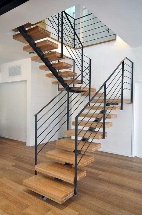 Scari interioare cu trepte din lemn