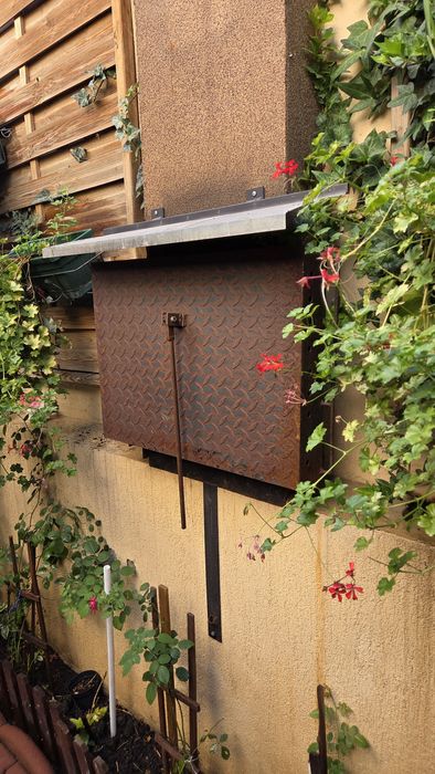 Grătar suspendat ideal pentru economisirea spațiului.