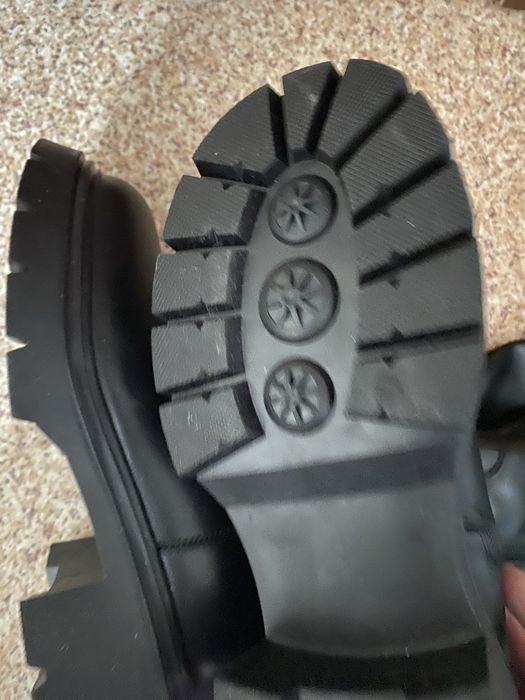 Безторг . Новые  зимние  сапоги  продам .