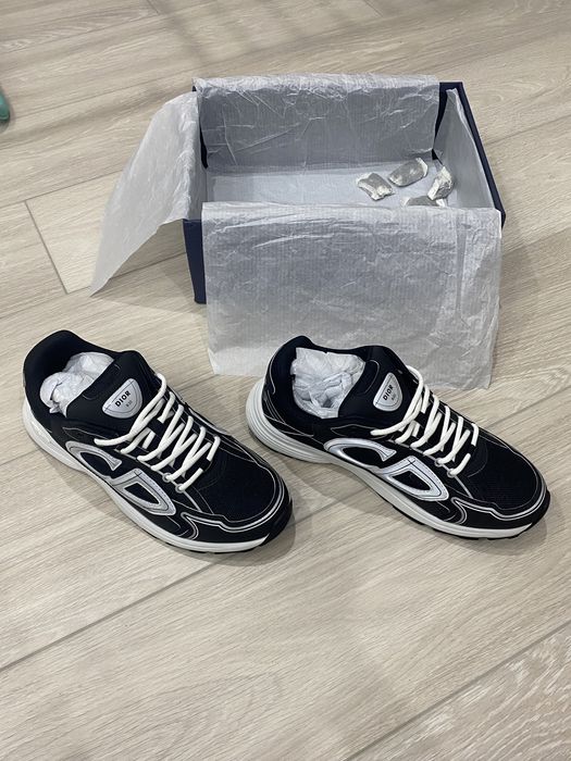 Продам кроссовки Dior