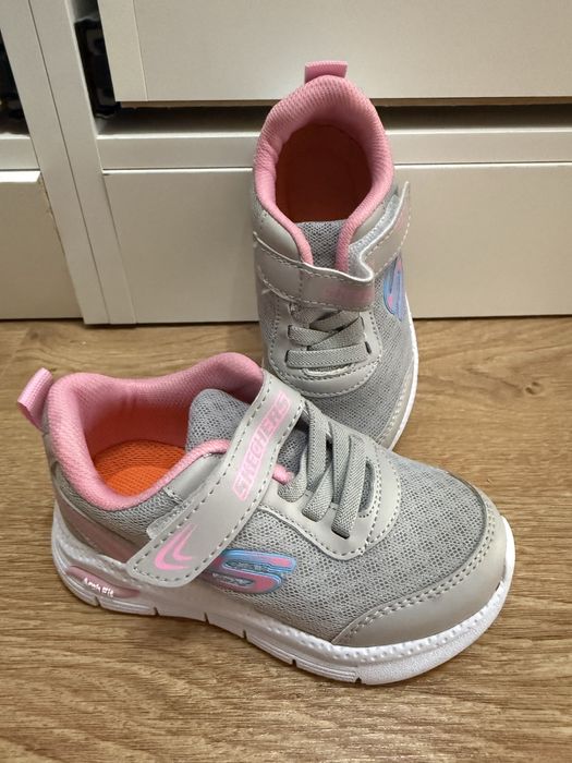 Продам детские кроссовки