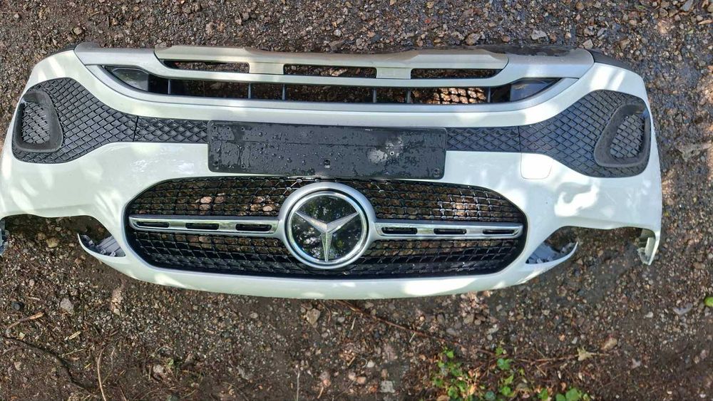 Продавам предна броня за Мерцедес GLA 2023 година.