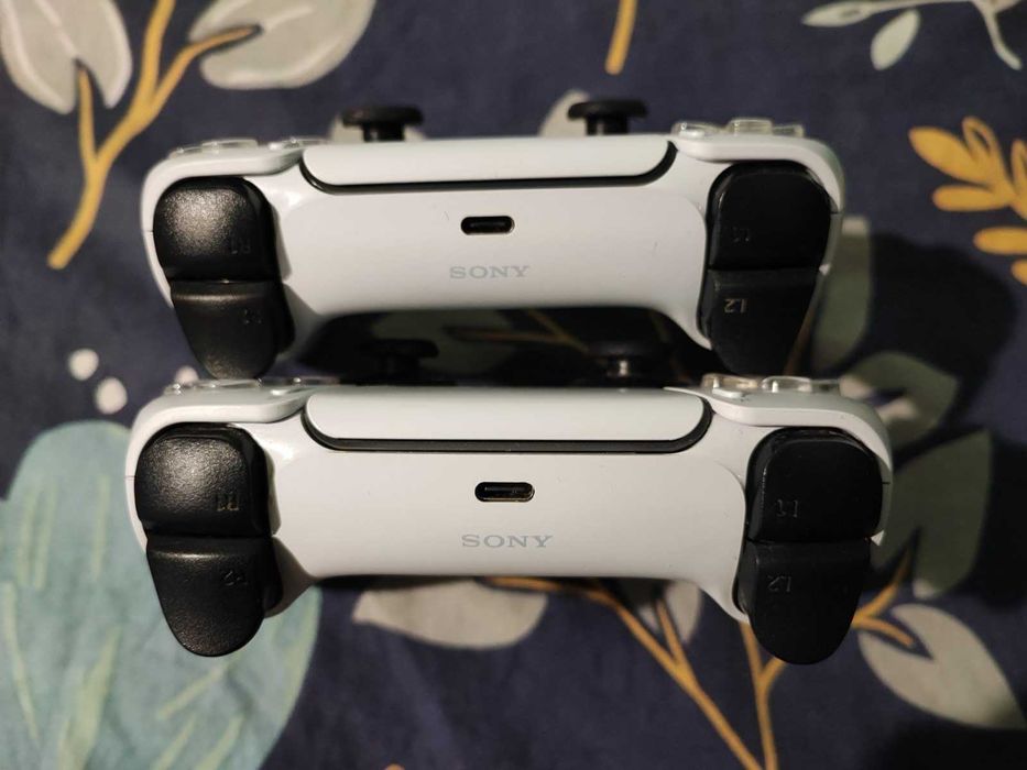 Два оригинални DualSense контролера за PS5