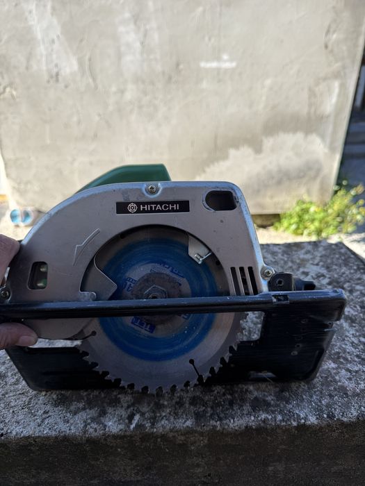 Circular unghiular Hitachi