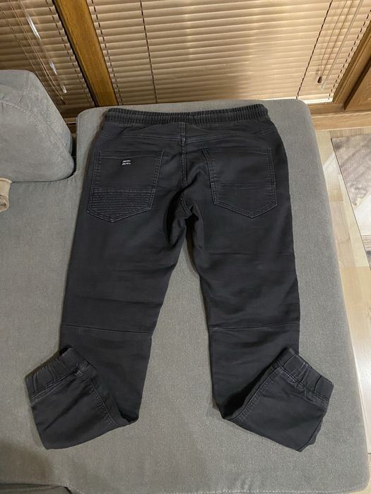 Черни панталони..