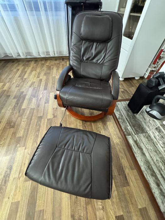 Fotoliu de masaj luxos, cu suport de picioare, tapițat în piele ecologică maro, plăcută la atingere
