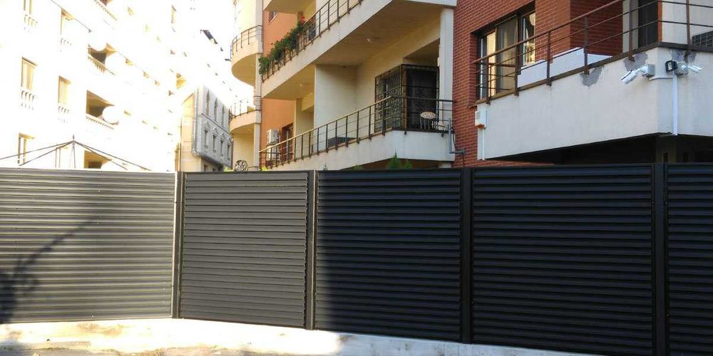 Garduri din sipca metalica, panou stil jaluzele, tabla, plasa si BCA