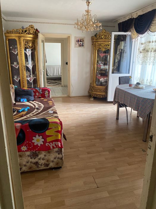 Vând apartament la Bocșa română 3 camere 2 băi balcon apartamentul are o suprafață de 100mp mai multe Detali la telefon