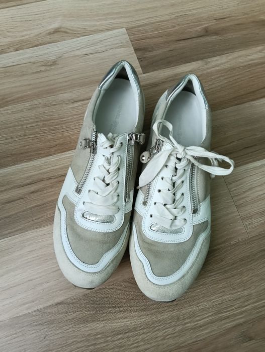 Vând pantofi casual