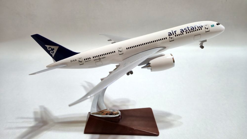 Модель самолета Эир Астана (Air Astana), 28 см с шасси