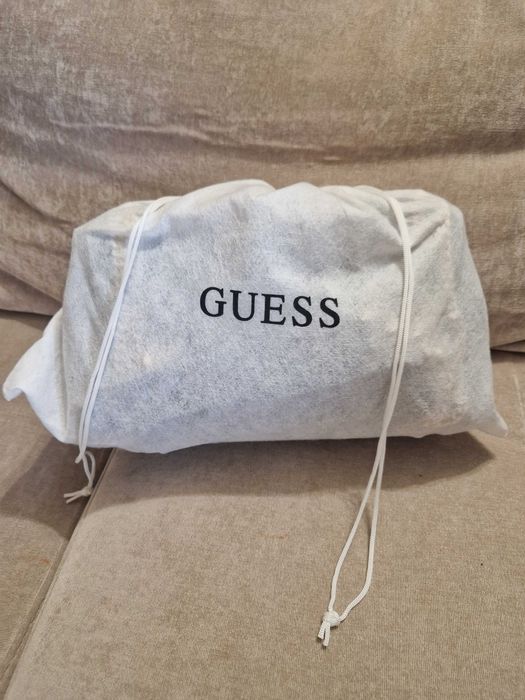 Дамска чанта GUESS