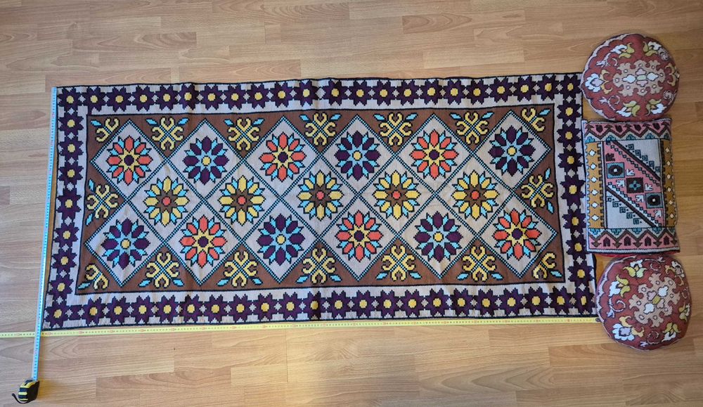 Covor cu motive artistice + 3 perne