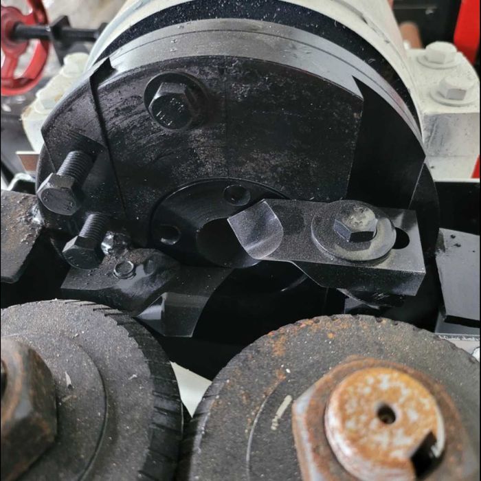 Машина за изрязване на обли колове и дръжки