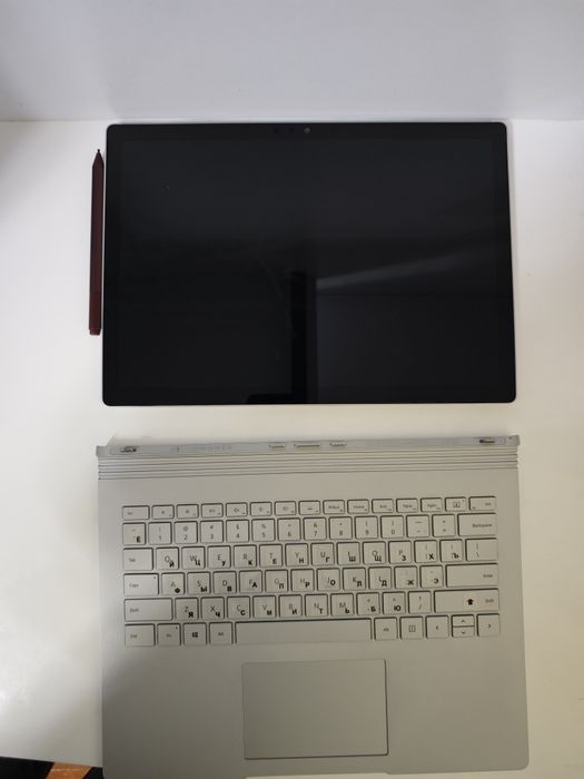 Microsoft surface book 2 i5 8350u  (2v 1)
