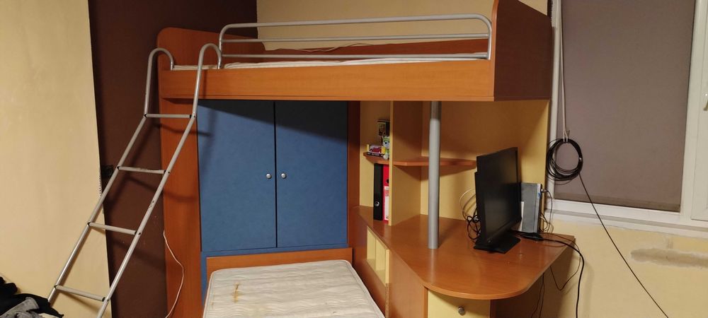 Двуетажно легло с бюро и гардероб