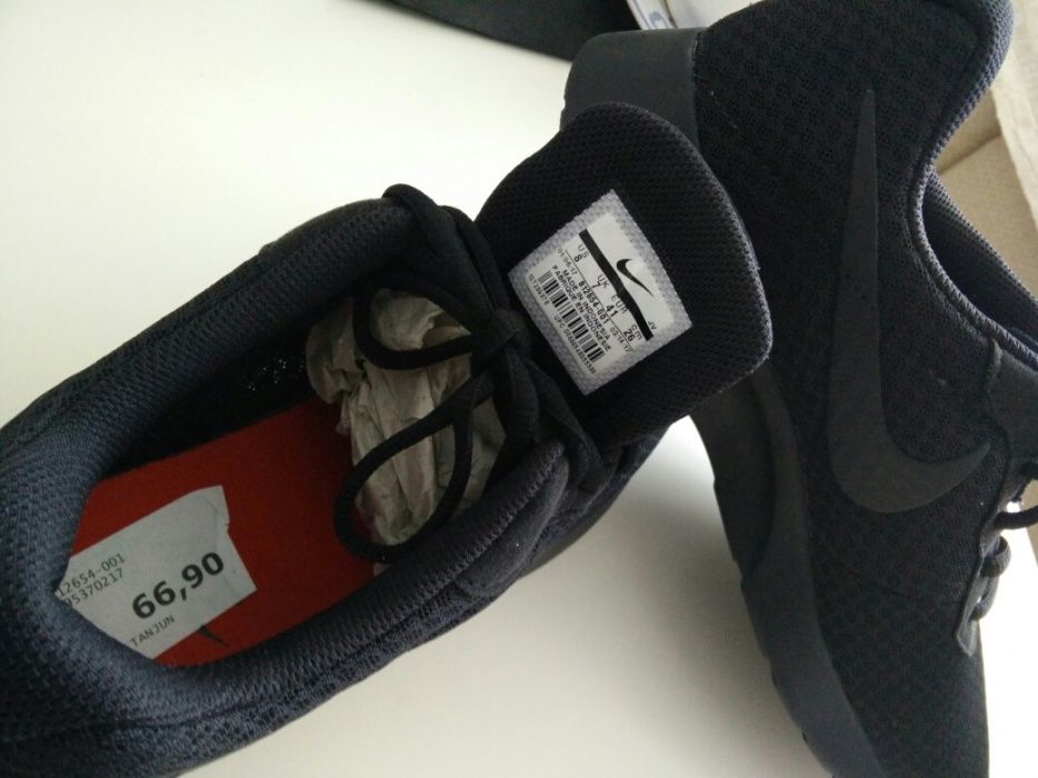 Nike NOI si New Balance