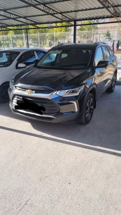 Chevrolet Tracker 2 Premier Plus 2024-qora rang, ideal holatda
