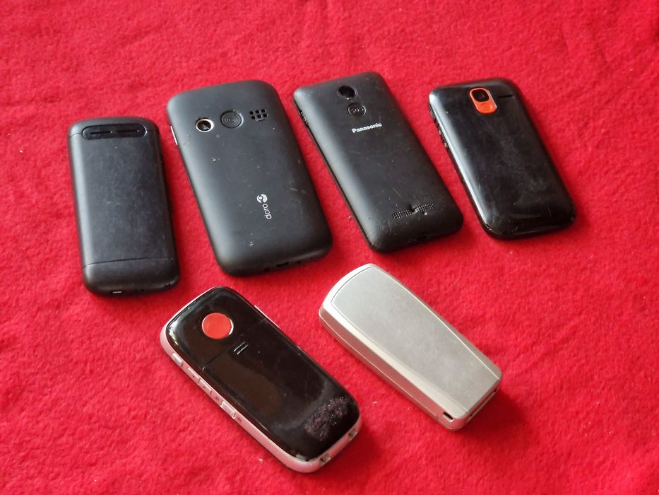 Telefon cu butoane mari pentru piese sau colecție, fără accesorii