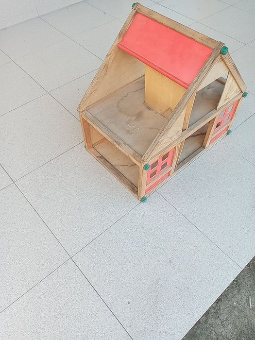 Vând macheta, căsuța.