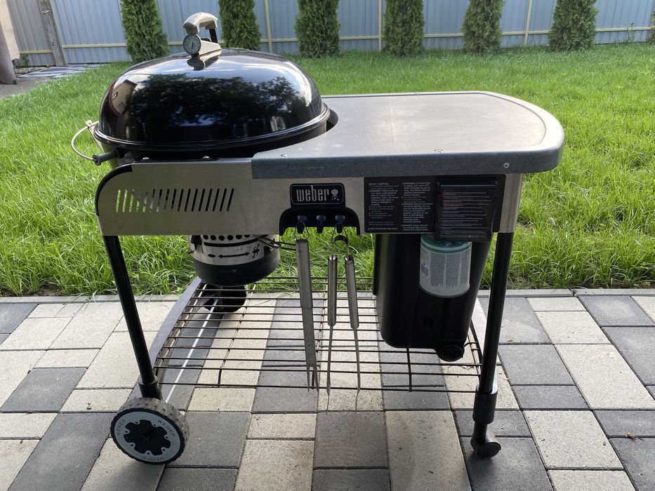 Gratar Weber Performer pe carbuni