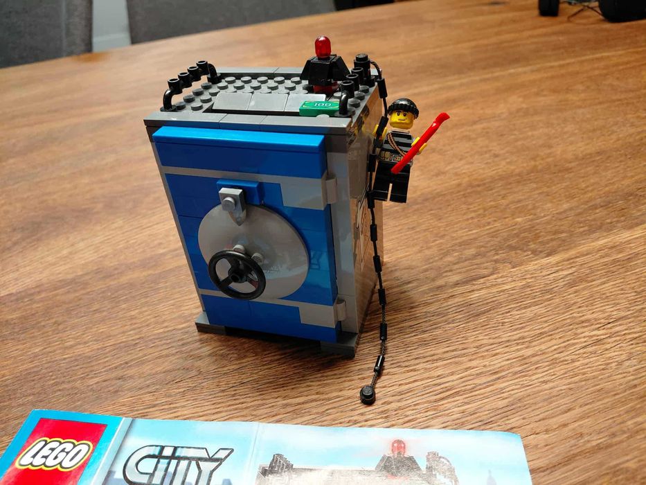 Конструктор Лего - модел LEGO 40110 - Лего касичка - Банков сейф